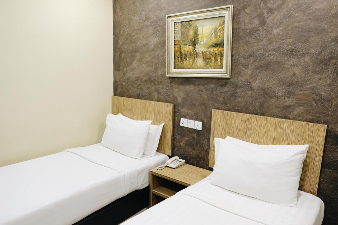 Era Plus Hotel Seri Kembangan Exterior foto