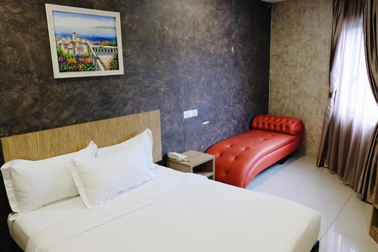 Era Plus Hotel Seri Kembangan Exterior foto