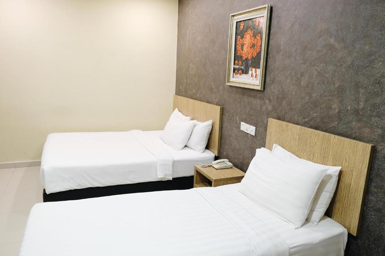 Era Plus Hotel Seri Kembangan Exterior foto