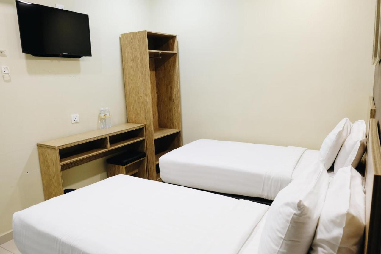 Era Plus Hotel Seri Kembangan Exterior foto