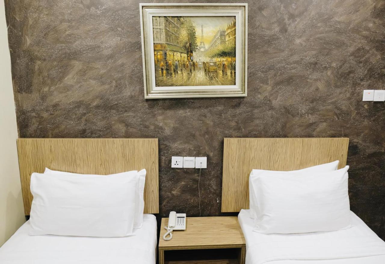 Era Plus Hotel Seri Kembangan Exterior foto
