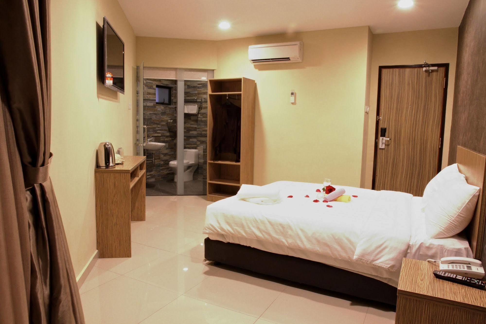Era Plus Hotel Seri Kembangan Exterior foto